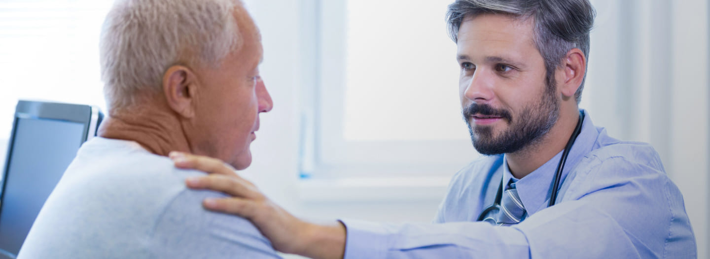 Врач осматривает пациента