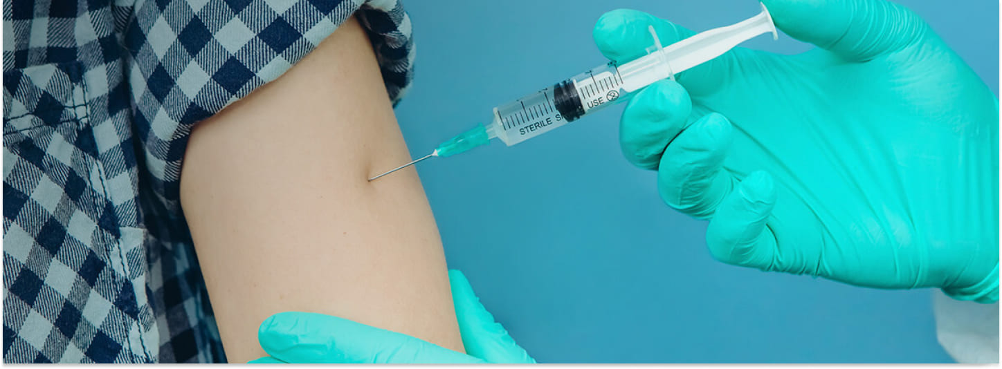 Пациенту проводят кодирование уколом Врач делает укол