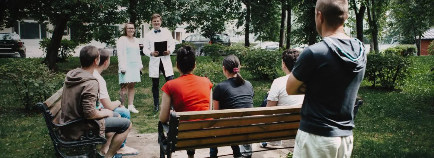 Врачи устроили занятие на свежем воздухе Пациенты сидят на улице