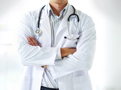 Доктор стоит, сложив руки на груди