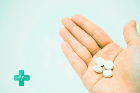 Горсть таблеток в руке