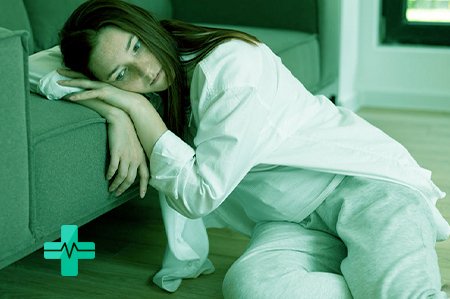 Подавленная девушка смотрит в пол