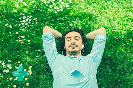 Человек лежит на траве