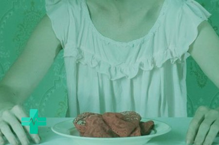 Еда на фоне голодающей девушки