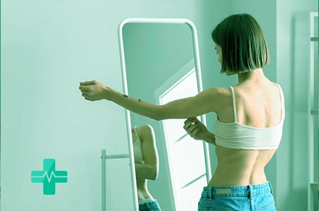 Девушка смотрится в зеркало