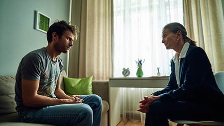 Мужчина разговаривает с психотерапевтом