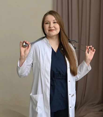 доктор смотрит в камеру