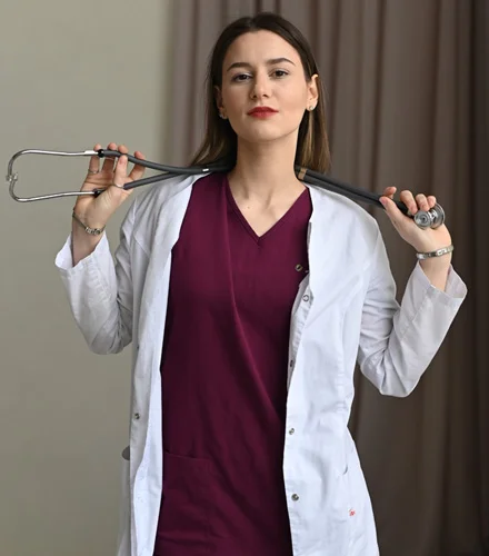 доктор смотрит в камеру