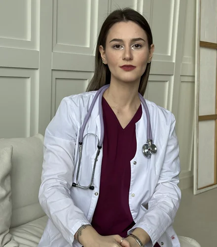 доктор смотрит в камеру