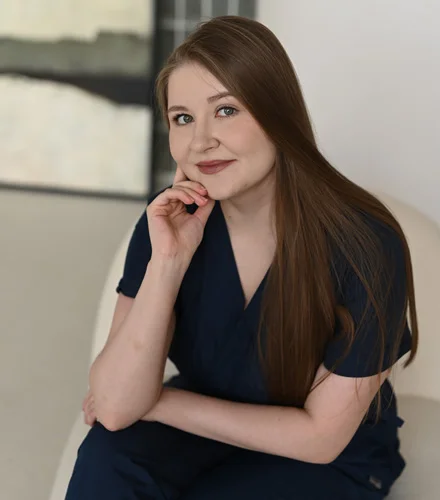 доктор смотрит в камеру