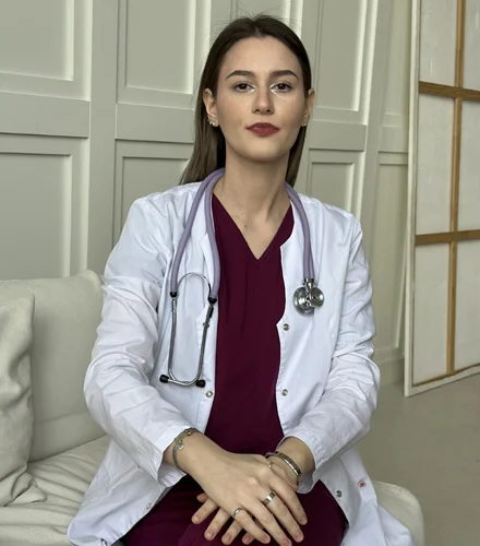 доктор смотрит в камеру