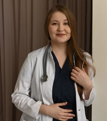 доктор смотрит в камеру