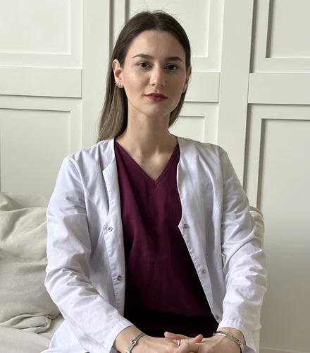 доктор смотрит в камеру