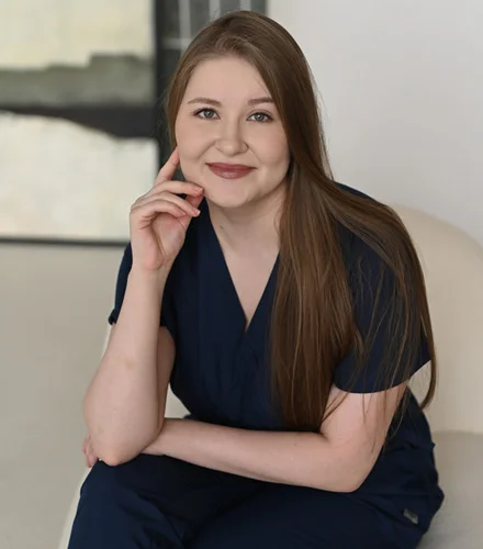 доктор смотрит в камеру