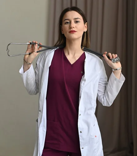 доктор смотрит в камеру