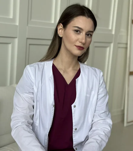 доктор смотрит в камеру