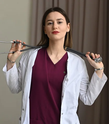 доктор смотрит в камеру