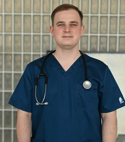 доктор смотрит в камеру