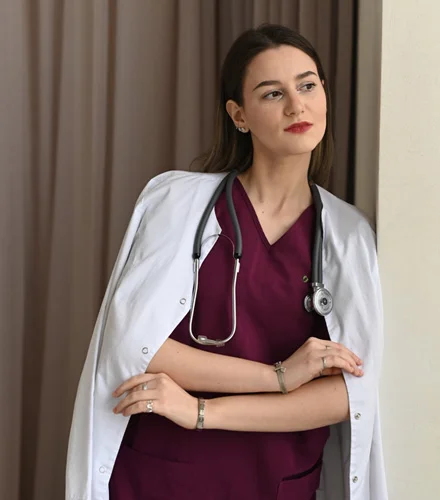 доктор смотрит в камеру