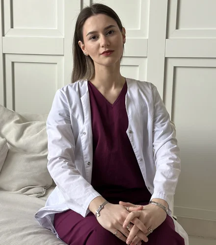 доктор смотрит в камеру