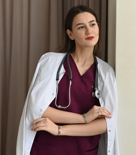 доктор смотрит в камеру