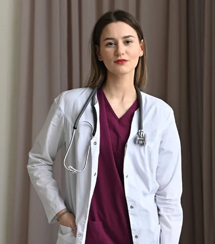 доктор смотрит в камеру