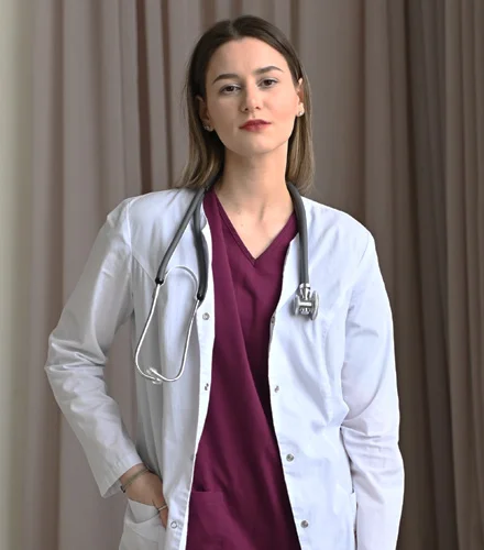 доктор смотрит в камеру