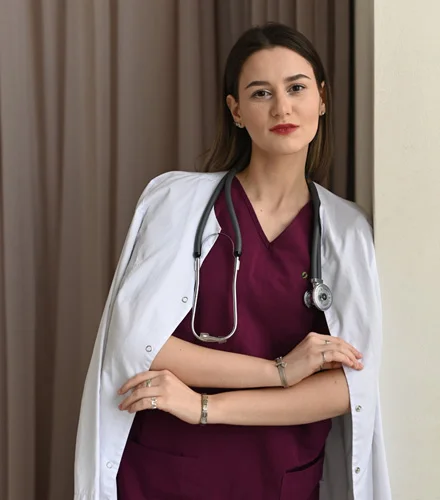 доктор смотрит в камеру