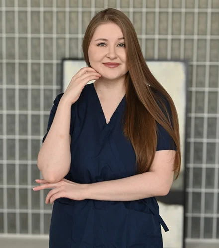 доктор смотрит в камеру